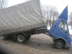 В Краматорске грузовик поломался напополам