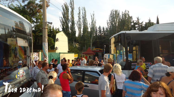 В Алуште едва не линчавали пьяного водителя, который парализовал движение по улице Горького (видео)