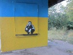 Остановку в Славянске украсили портретом Януковича в образе гопника (фото)