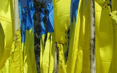 В Донецке неизвестные подожгли флаг Украины возле горисполкома