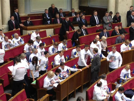 Оппозиция пришла в парламент в футболках &quot;Юле- Волю!&quot;