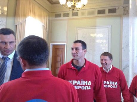 Кличко привел в Раду брата