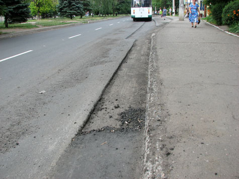На улице Социалистической дорожники устраняют собственные огрехи