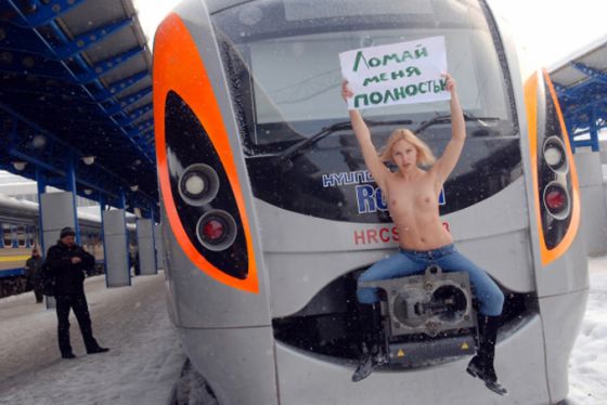Голые FEMENистки пришли на вокзал ломать Hyundai 