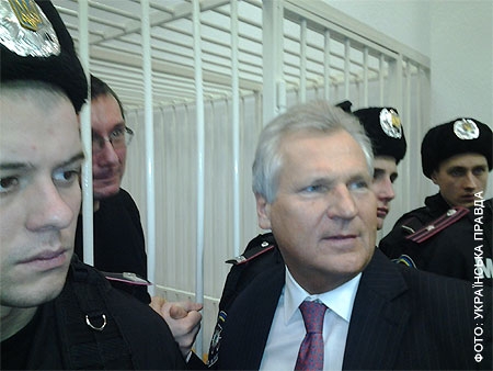 Начался суд Луценко. Он просит привлечь документ 007 