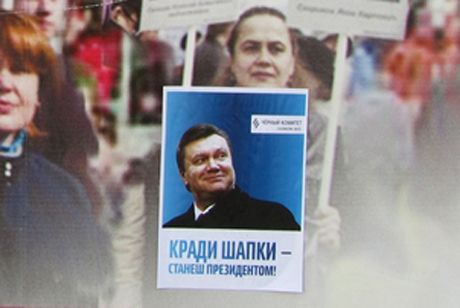 Крым обклеили плакатами &quot;Воруй шапки - станешь президентом&quot;