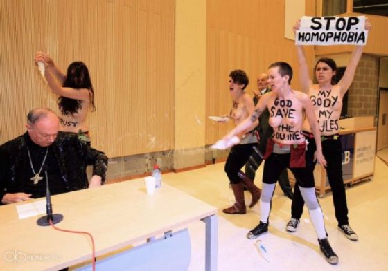 Голые FEMEN напали на главу католиков Бельгии: облили святой водой