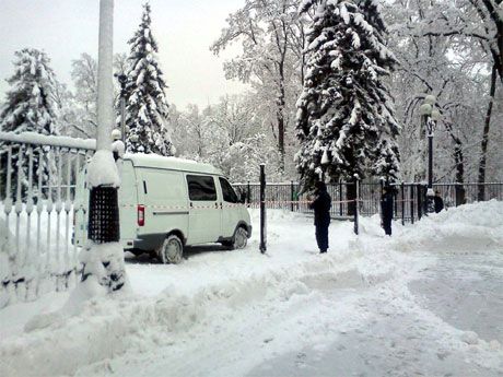 Разрушенный &quot;Свободой&quot; забор под ВР заменили ленточкой и милиционерами 