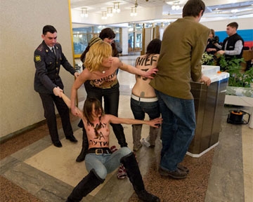 Активистку FEMEN депортировали из России в Киев