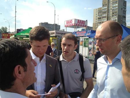 Яценюк раздавал листовки под метро