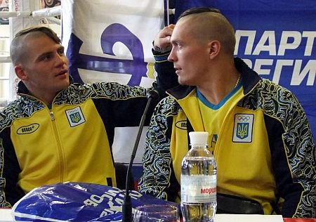 Боксеры-олимпийцы &quot;случайно&quot; общались на фоне символики &quot;Регионов&quot; 
