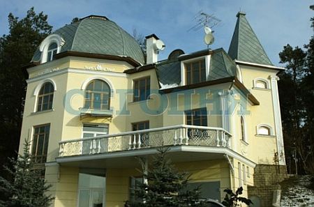 В доме Симоненко есть мраморные перила и подземный гараж