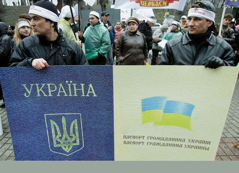 Переклеить фото в паспорте обойдется в 200 долларов 