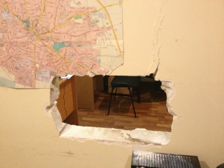 В стене штаба экс-бютовца пробили дыру 