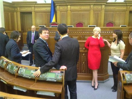 Оппозиция уже захватила место возле президиума ВР