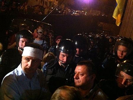 Тягнибок хочет помешать Януковичу 