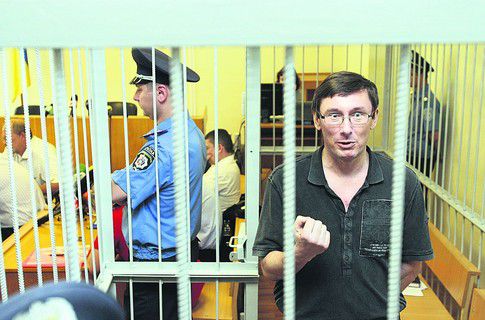 Луценко в больнице охраняют около десятка милиционеров, а он ест овсянку и смотрит плазму