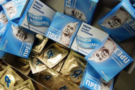 Пятерых людей на Майдане задержали из-за презервативов с Януковичем? 