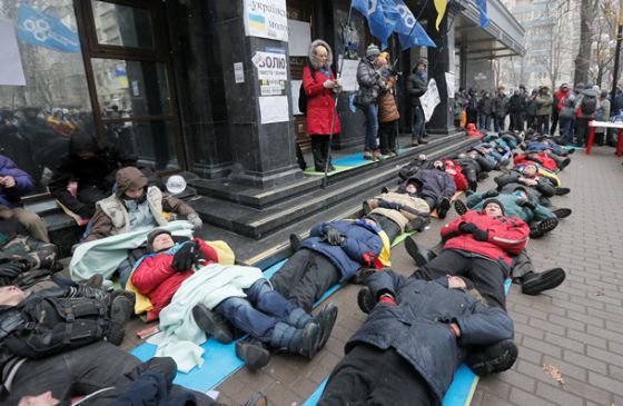 Лежачий протест у здания Генпрокуратуры: некоторые чиновники отказались переступать через людей (видео)