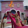 Голые FEMEN в Берлине сожгли куклу Barbie - боролись с пластмассовыми формами и глупостью