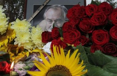 40 дней без Ступки: на могилу несут калину, а в театре исполнили его желание