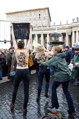 Голые FEMEN сорвали мессу Папы Римского