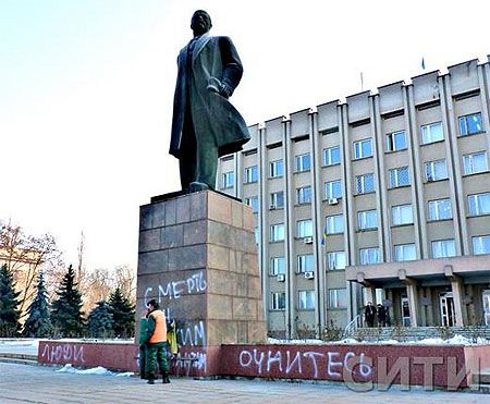 На памятниках уже пишут &quot;Смерть донецким оккупантам&quot; 