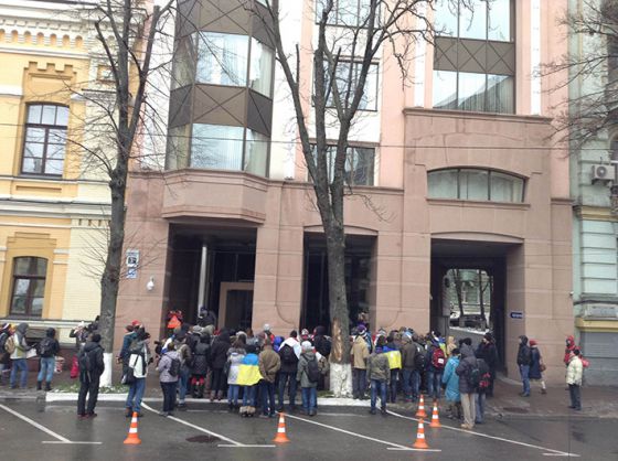 Студенты пикетируют офис СКМ. Требуют от Ахметова устранить Януковича с поста президента (Фото)