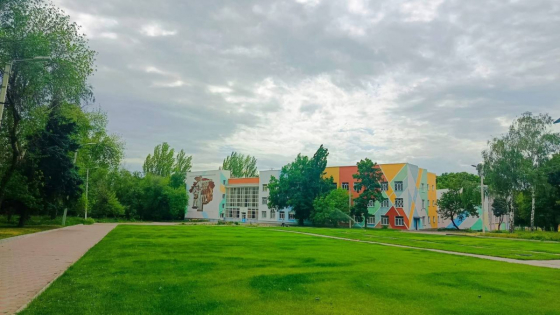 Під обстрілами, але живе: весна у Краматорську на фото
