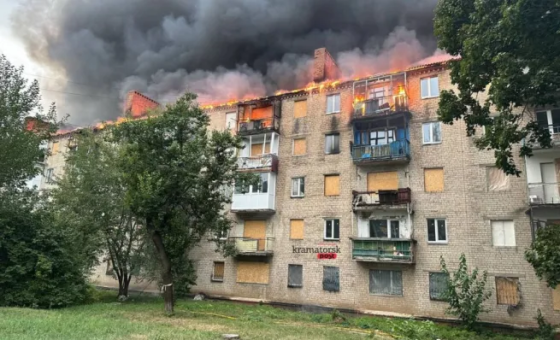 Пожежа на мільйон: у Краматорську відремонтують дах пʼятиповерхівки, який згорів від недопалка