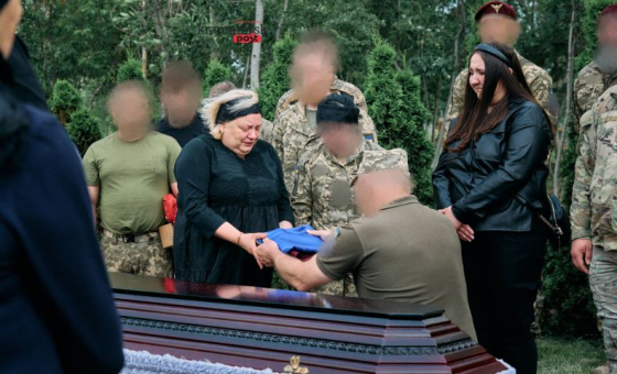 “З очима дитини та із серцем лева”: у Краматорську на Алеї Героїв попрощалися із захисником Владиславом Яснопольським