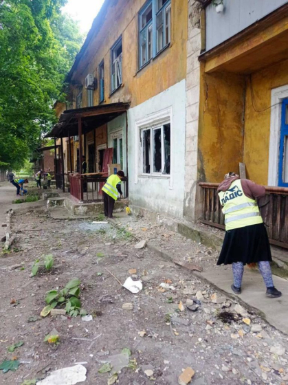 У Краматорську комунальники ліквідовують наслідки російських обстрілів