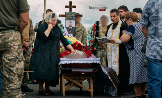 “З очима дитини та із серцем лева”: у Краматорську на Алеї Героїв попрощалися із захисником Владиславом Яснопольським