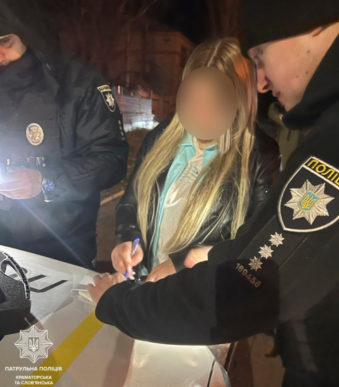 Нетвереза водійка &quot;протаранила&quot; чужий паркан: патрульні скали протоколи