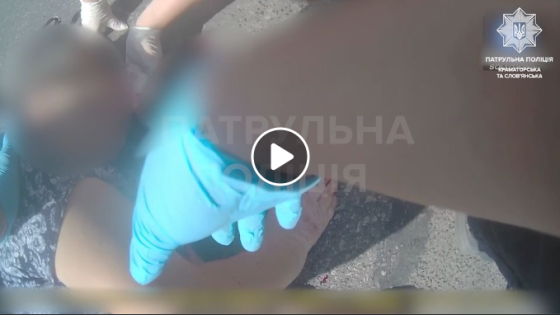 ДТП з травмованими у Краматорську: патрульні допомогли постраждалій