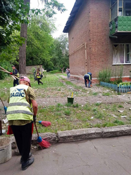 У Краматорську комунальники ліквідовують наслідки російських обстрілів