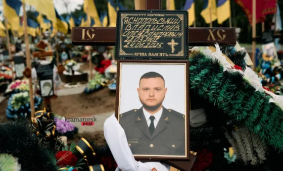 “З очима дитини та із серцем лева”: у Краматорську на Алеї Героїв попрощалися із захисником Владиславом Яснопольським