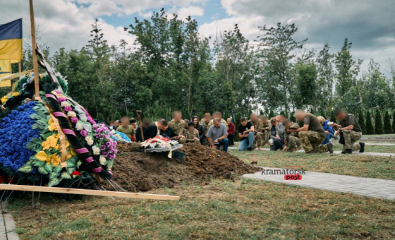“З очима дитини та із серцем лева”: у Краматорську на Алеї Героїв попрощалися із захисником Владиславом Яснопольським