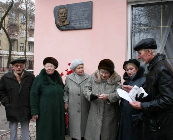 В Краматорске состоялось открытие мемориальной доски Павла Мостового