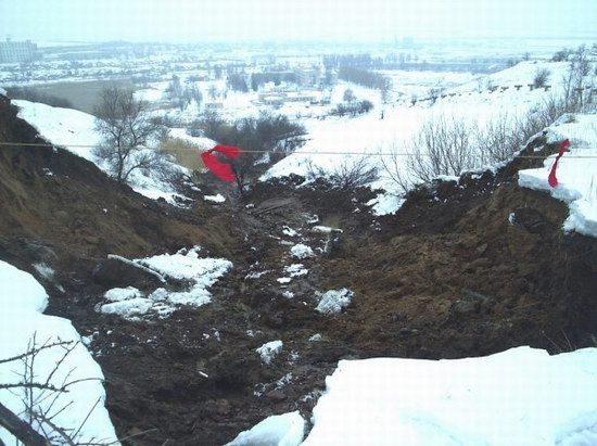 В Соледаре из-за подмыва водой обрушился грунт