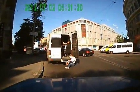 ЧП в Днепре: девушка выпала из машрутки под колеса авто (видео)