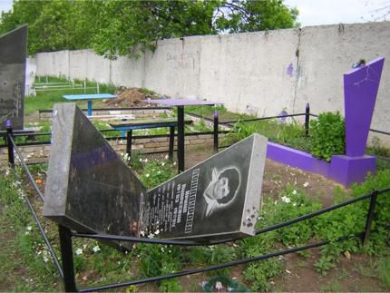На кладбище по улице Кима в Краматорске разбили 100 памятников, чтобы сдать металл