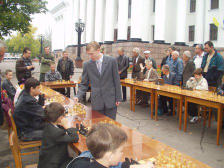 Сеанс одновременной игры Руслана Пономарева: 28 побед и две ничьих