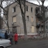 Після обстрілу в Краматорську люди використовують автокран та драбину, щоб потрапити до своїх квартир (відео)